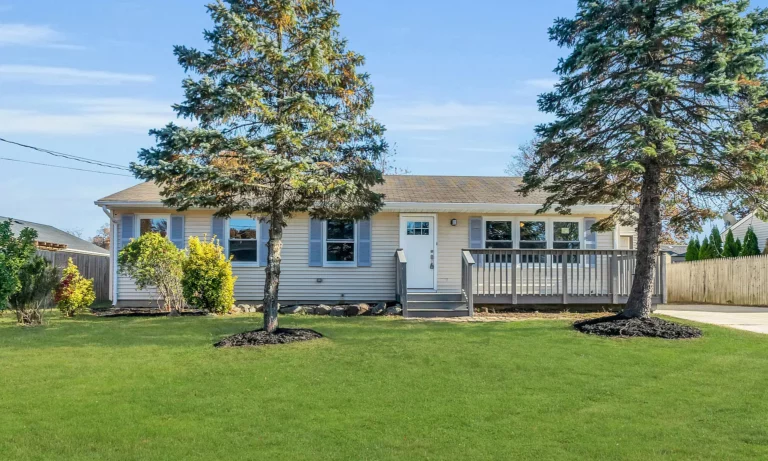 Ranch home with windows by Pexic Windows