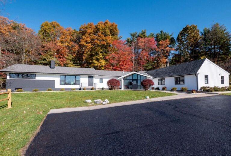 Ranch home with windows by Pexic Windows