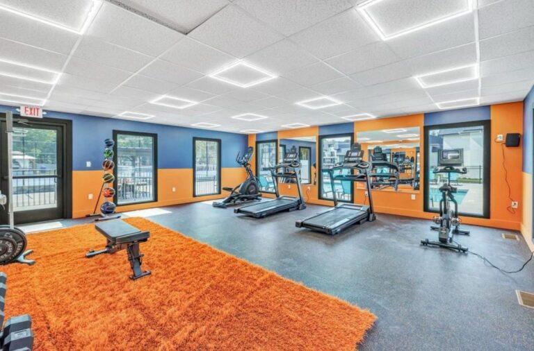 Mirrors in a fitness room by Pexic Windows